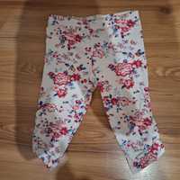 Legginsy dziewczęce, do kolan, białe w kwiatuszki (Tchibo) 110/116 cm.