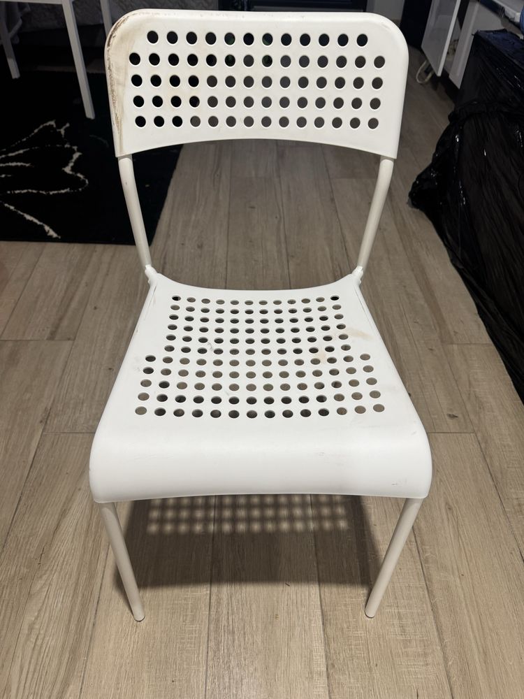 białe krzesło plastikowe ikea Adde