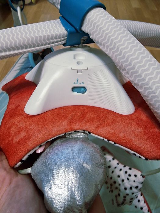 Mata dla niemowląt z motywem morskim i grającą karuzelą Tiny Love