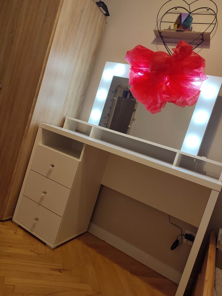 Toaletka biała zapraszam