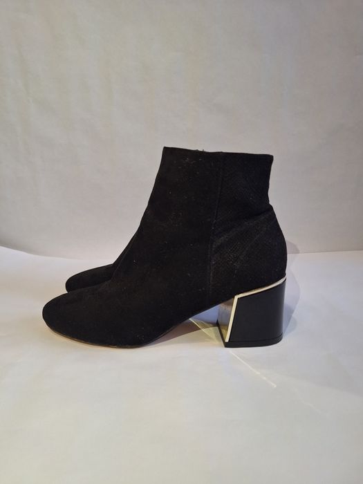 Замшеві ботильйони River Island