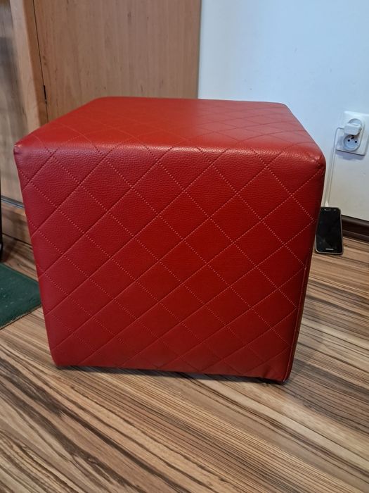 Pufa czerwona kostka