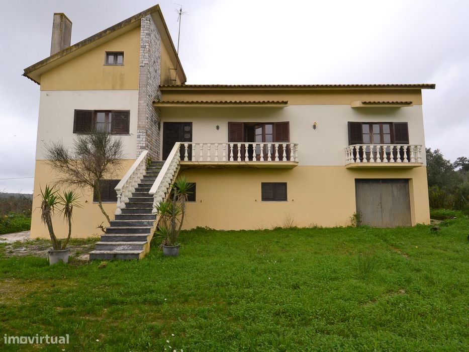 Quinta com Moradia inserida em 107.882m² terreno