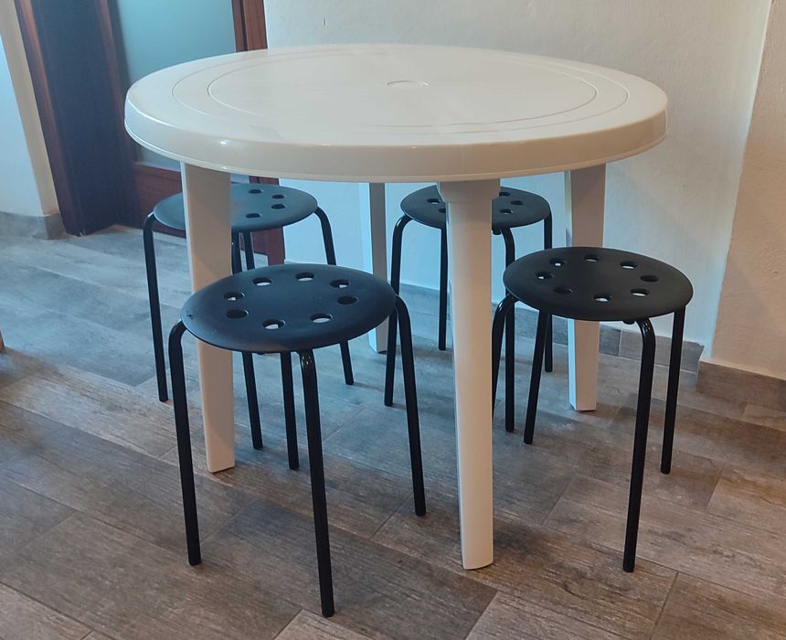 Mesa plástica com 4 bancos