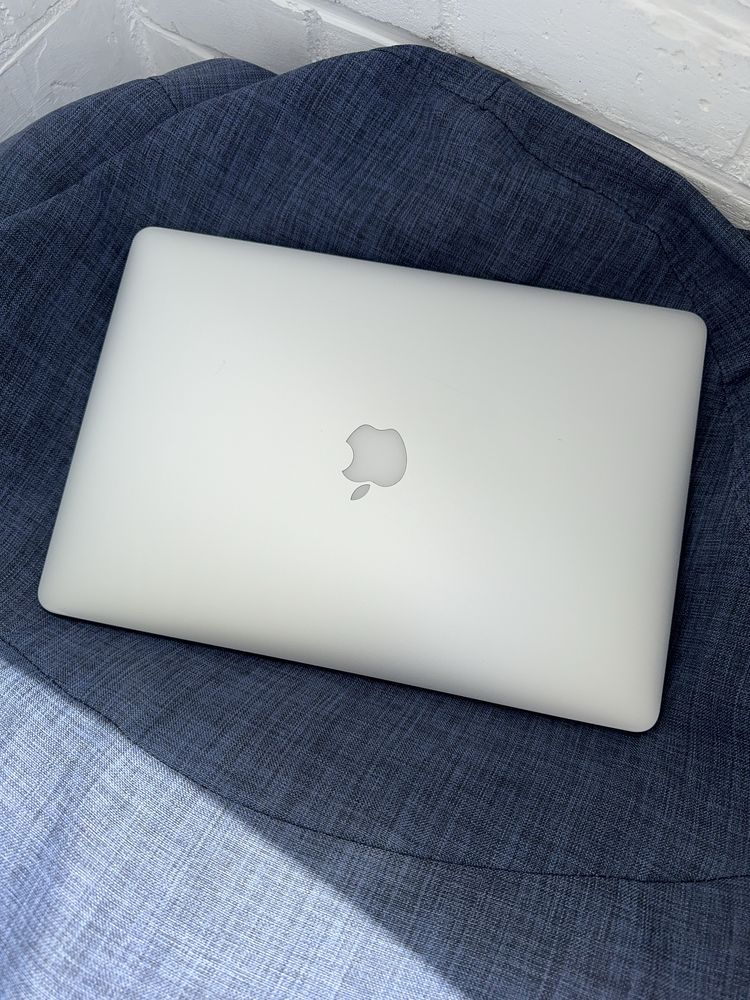 Macbook pro 15 2015 ( i7 2.8/3.5 , 256 SSD , 16GB RAM )