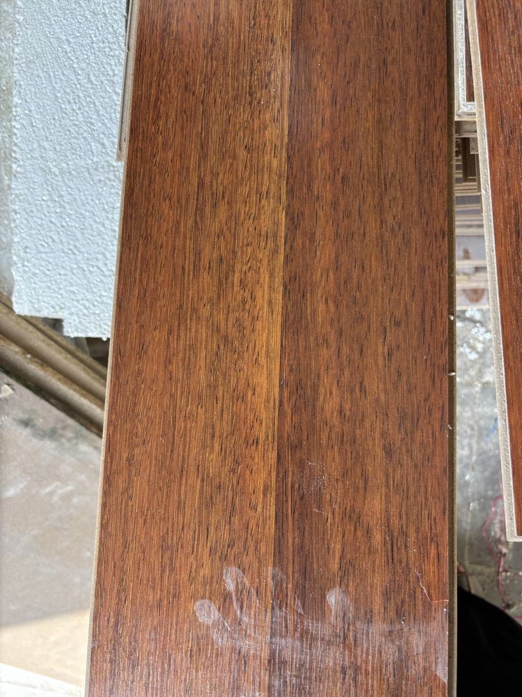 Panele podłogowe laminowane – kolor mahoń, połysk
