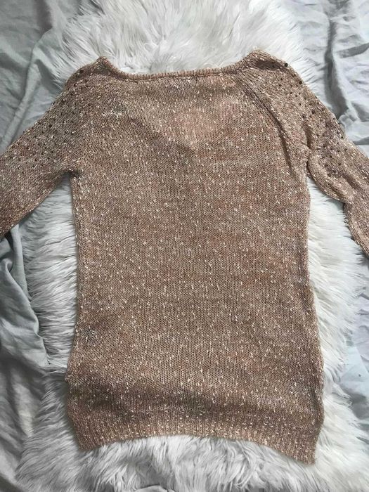 Camisola de malha com brilhantes e detalhe de lantejoulas nos ombros