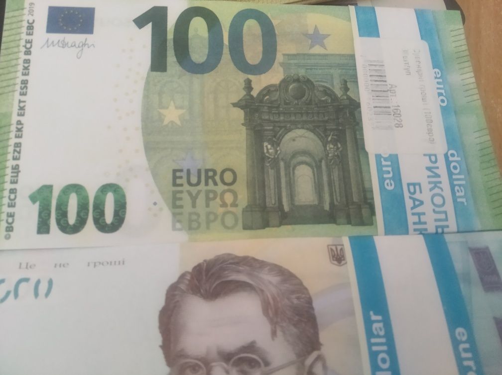 Сувенірні гроші, гривні, долари, євро