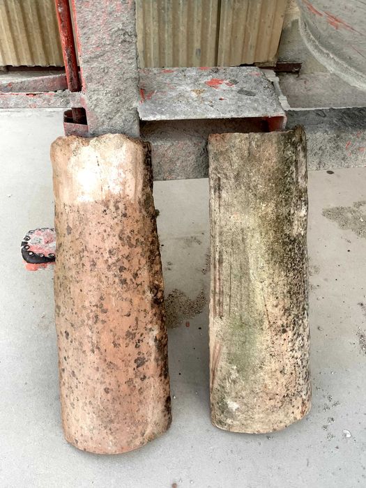 Telhas antigas canudas, retiradas de uma casa centenária