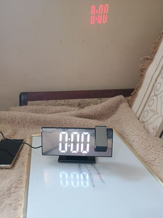 Tylko 39 zł Wyjątkowy nowy. Lustrzany, wielofunkcyjny zegar projekcyjn