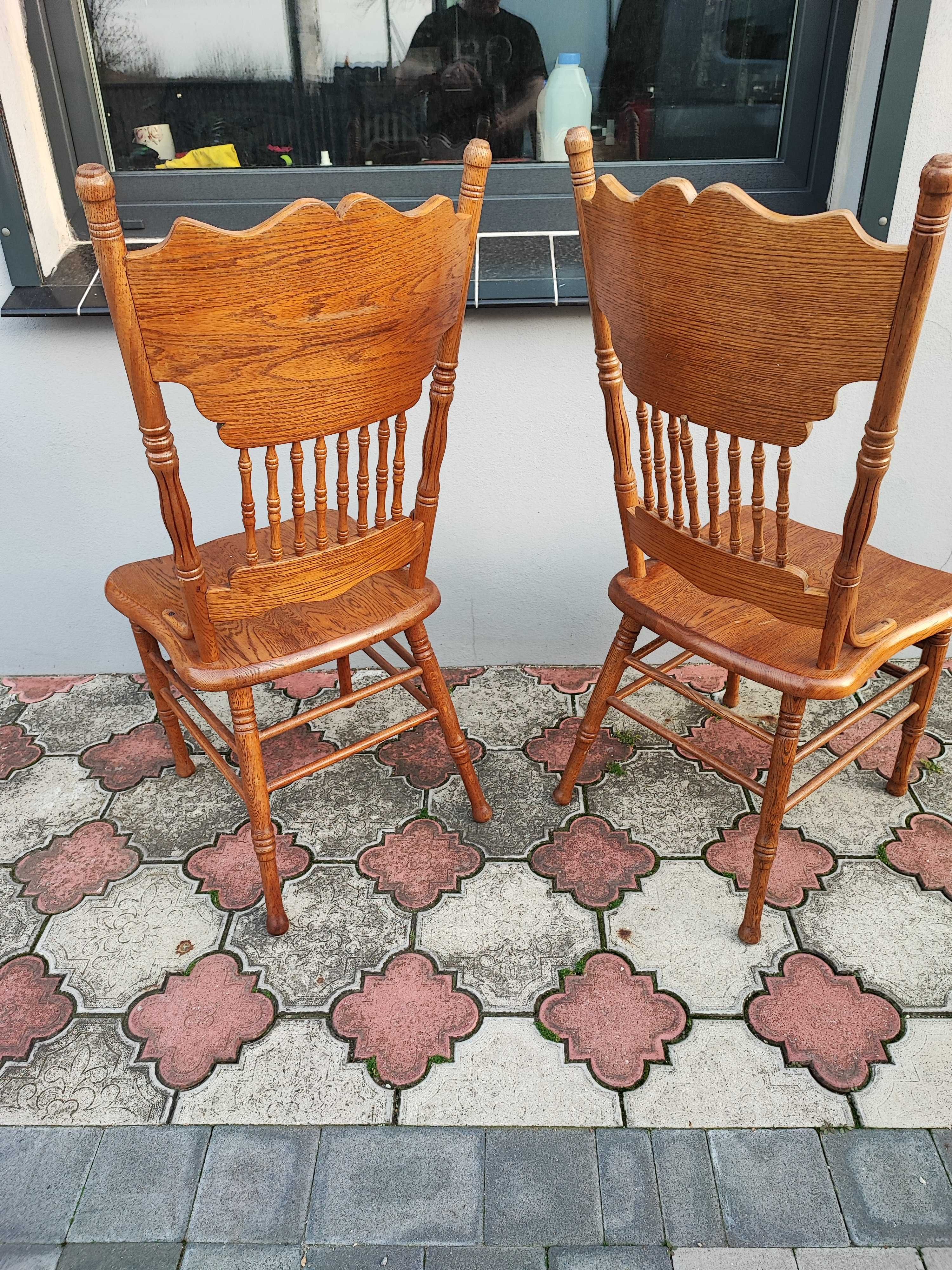 Piękne krzesła z oparciami rzeźbionymi ręcznie.