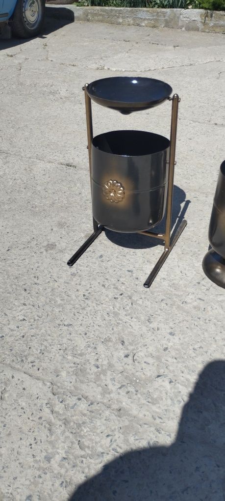Урна для сміття з попільницею. Смітник.