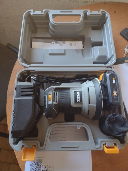 lixadeira excêntrica sem fio de 18V da marca Titan