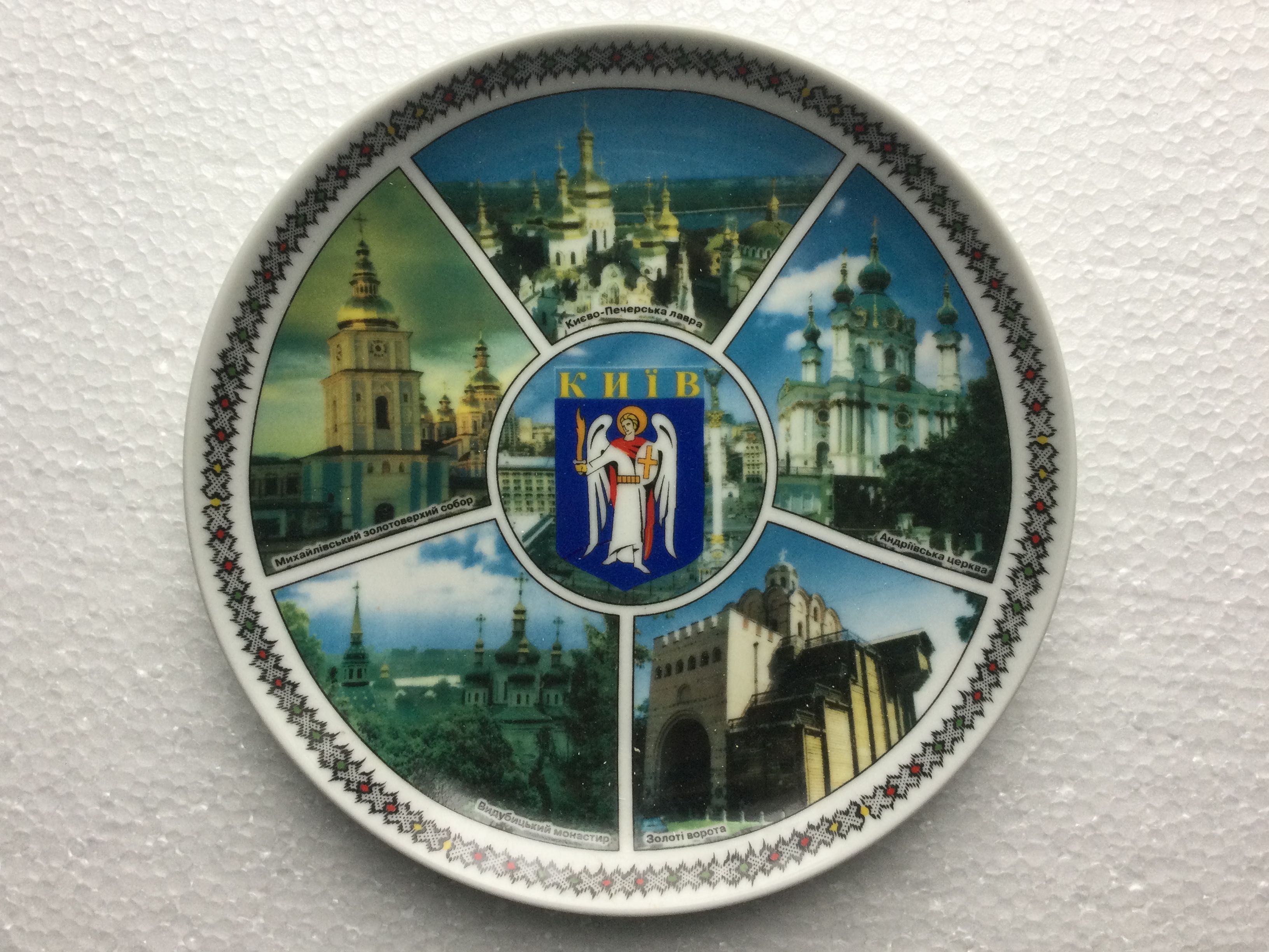 Тарелки из многих столиц европейских стран