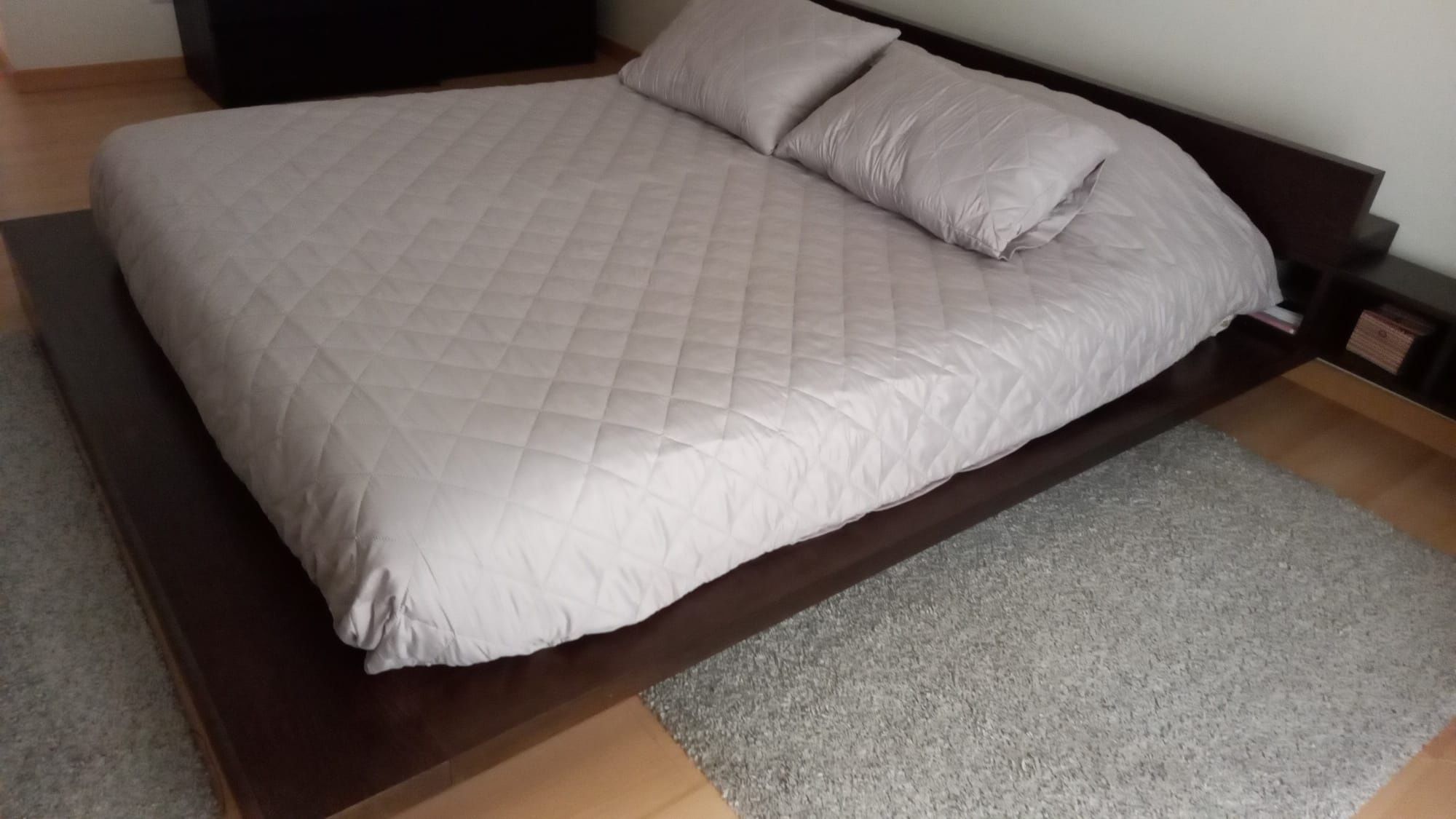 Cama casal com cabeceiras incorporadas e colchão