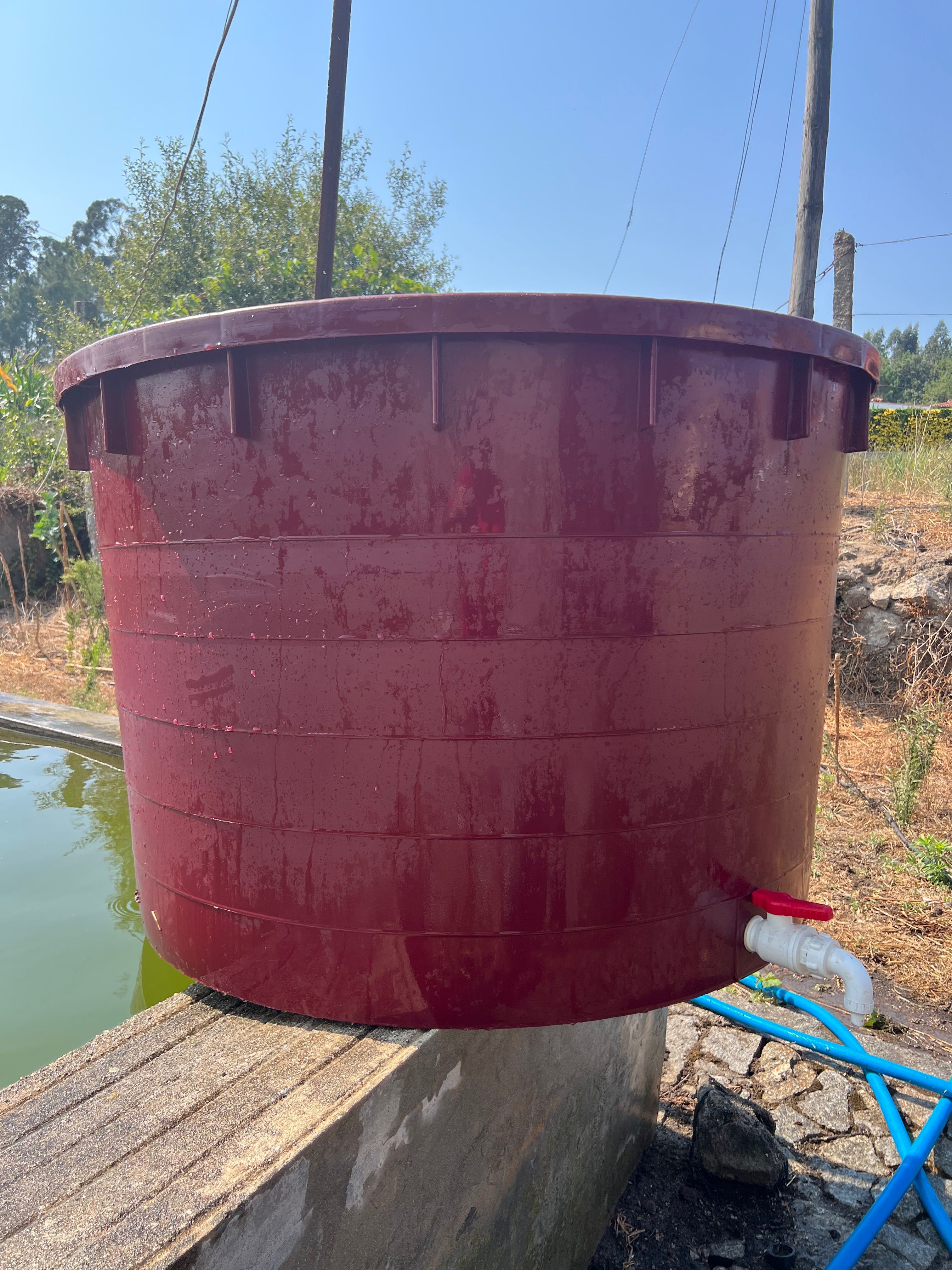 Bacia plástico 700 litros com torneira