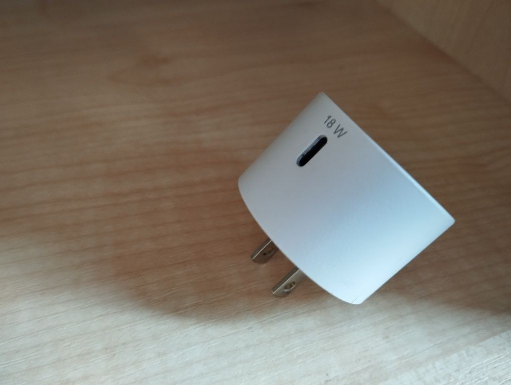 Продам Адаптер  " ONN "  18 w