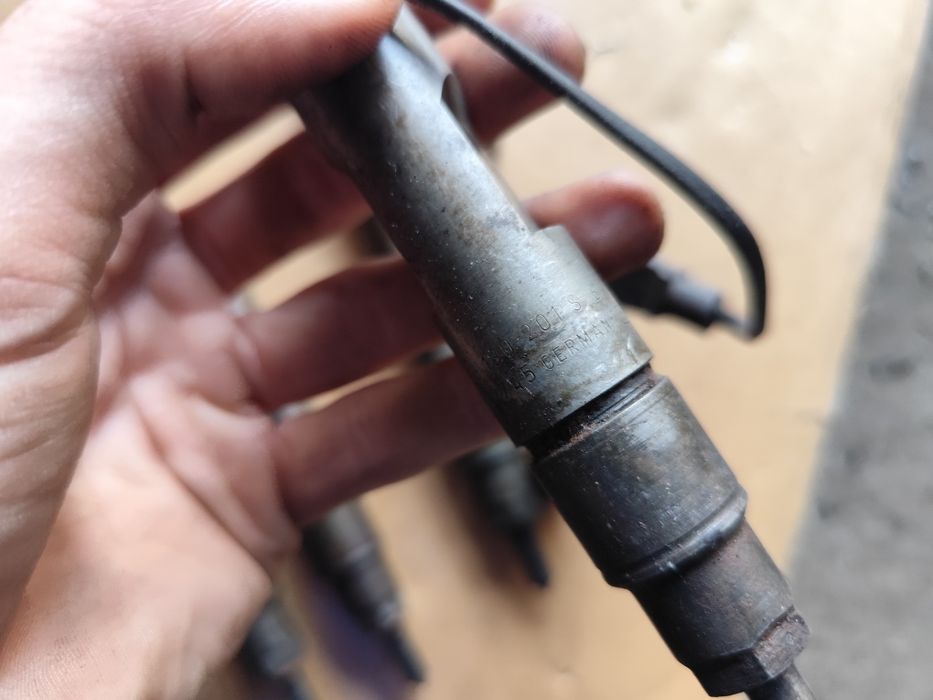 Wtrysk wtryskiwacz sterujący 1.9 TDI VW Golf 02813.0201T 02813.0201S