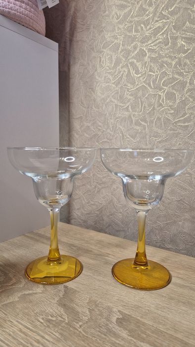 Постіль, бокали,Горщик для квітів, декоративна тарілка, вази