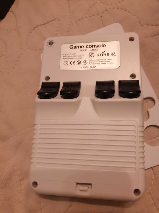 Портативна приставка R36s з эмуляцією багатьох приставок