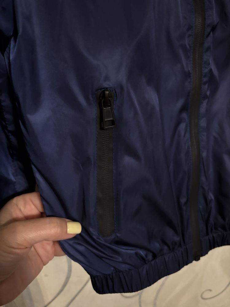 Вітровка Moncler з капюшоном 6/7 років