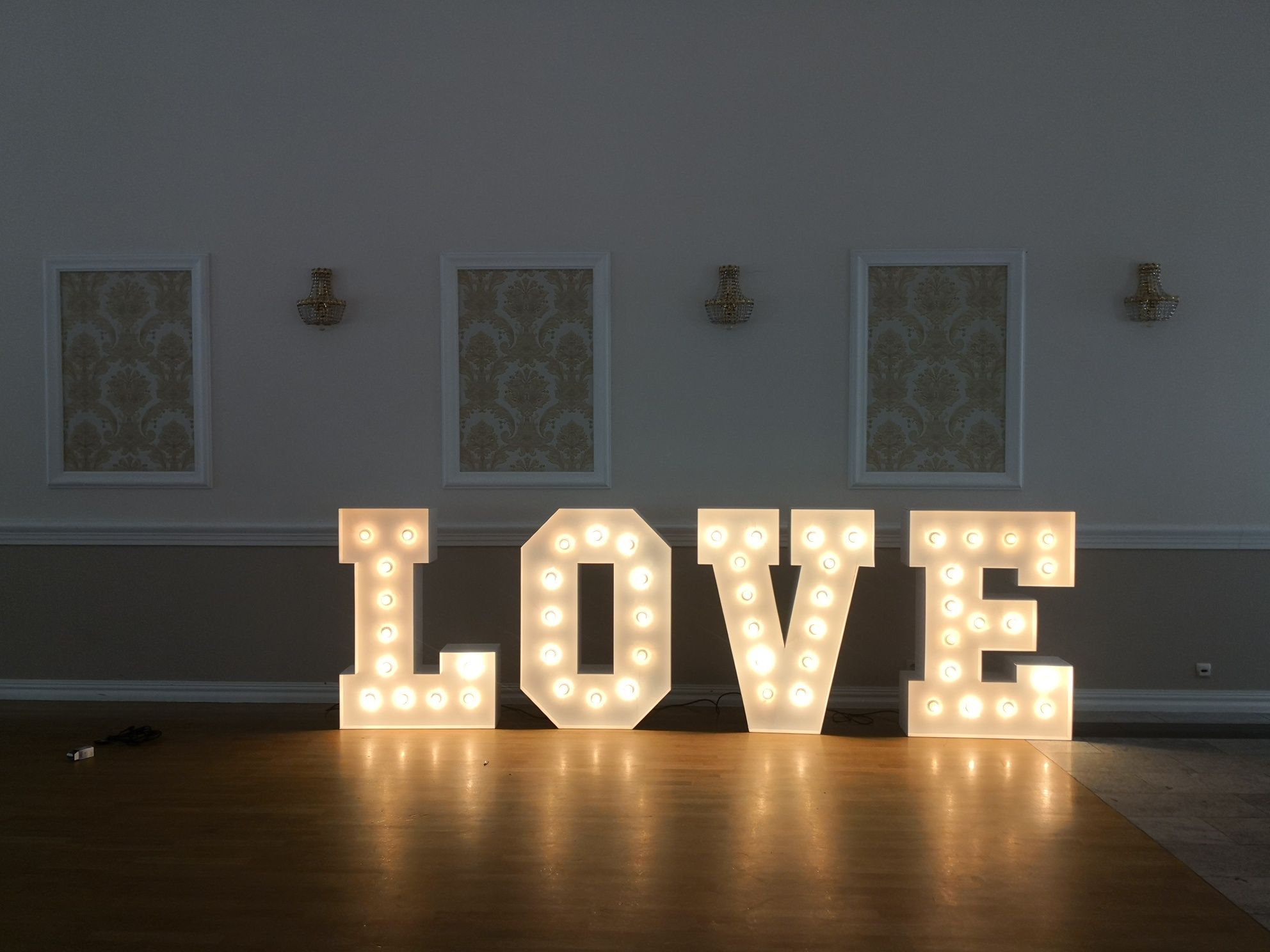 Ścianka weselna. Napis love, miłość oświetlenie Led. Ciężki dym