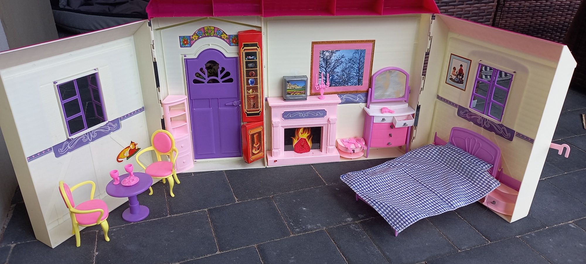 Domek dla lalek z zestawem akcesoriów, mebelków i lalką