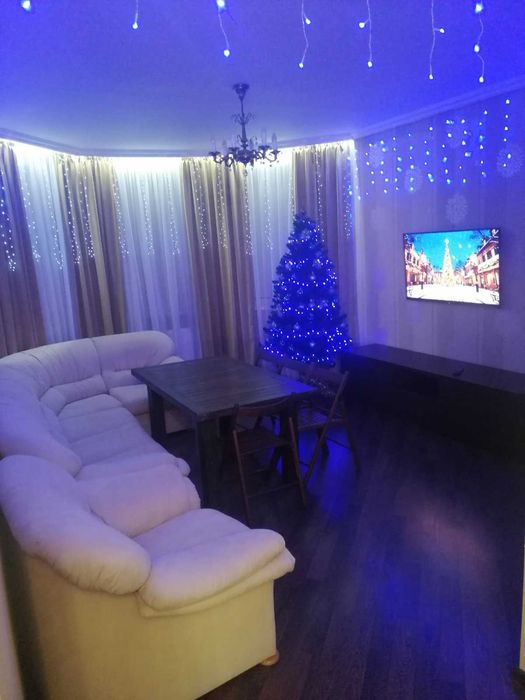 Подобово будинок біля Києва з лазнею та більярдом