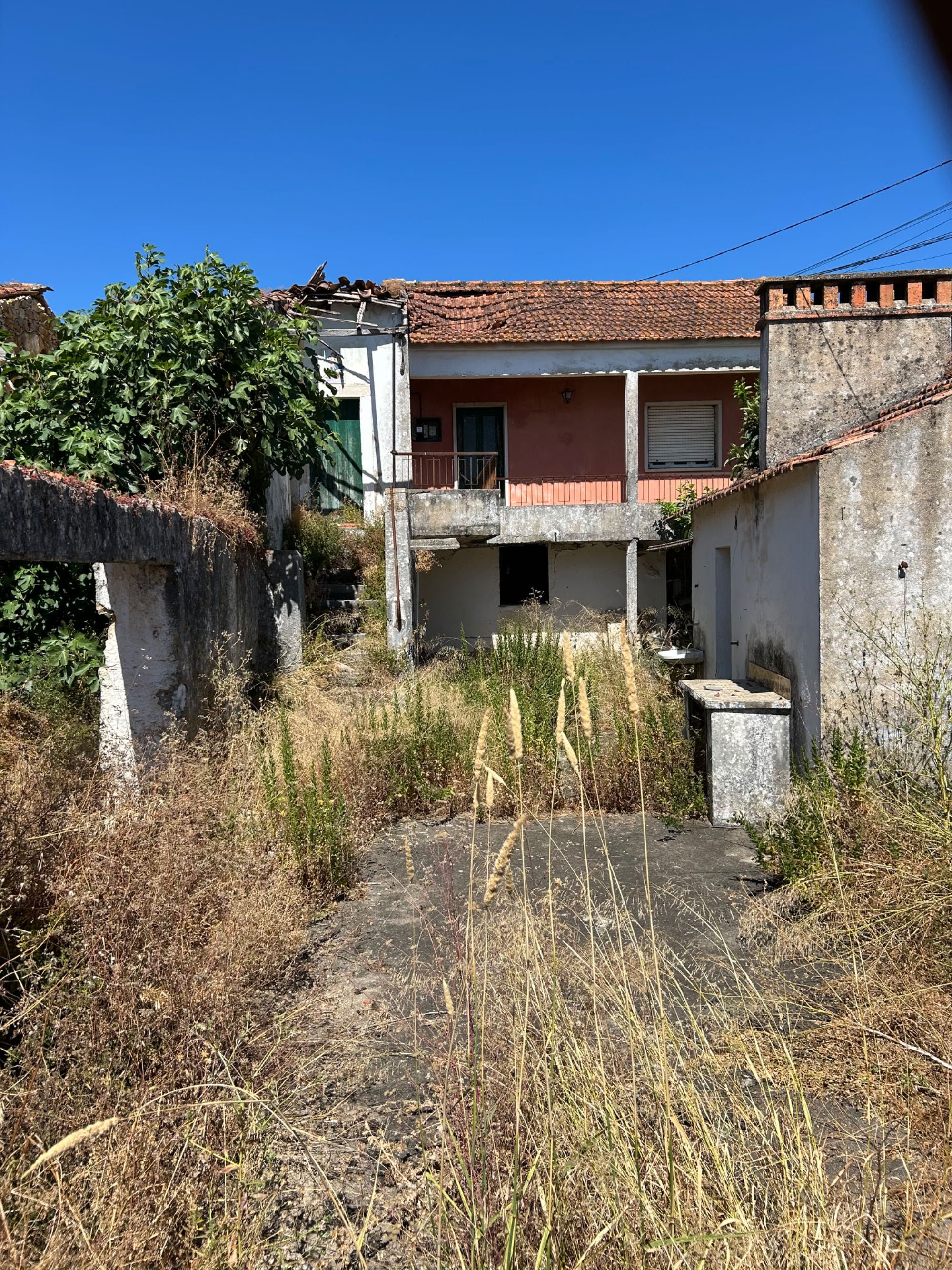Moradia para reconstrução com projeto de arquitetura aprovado
