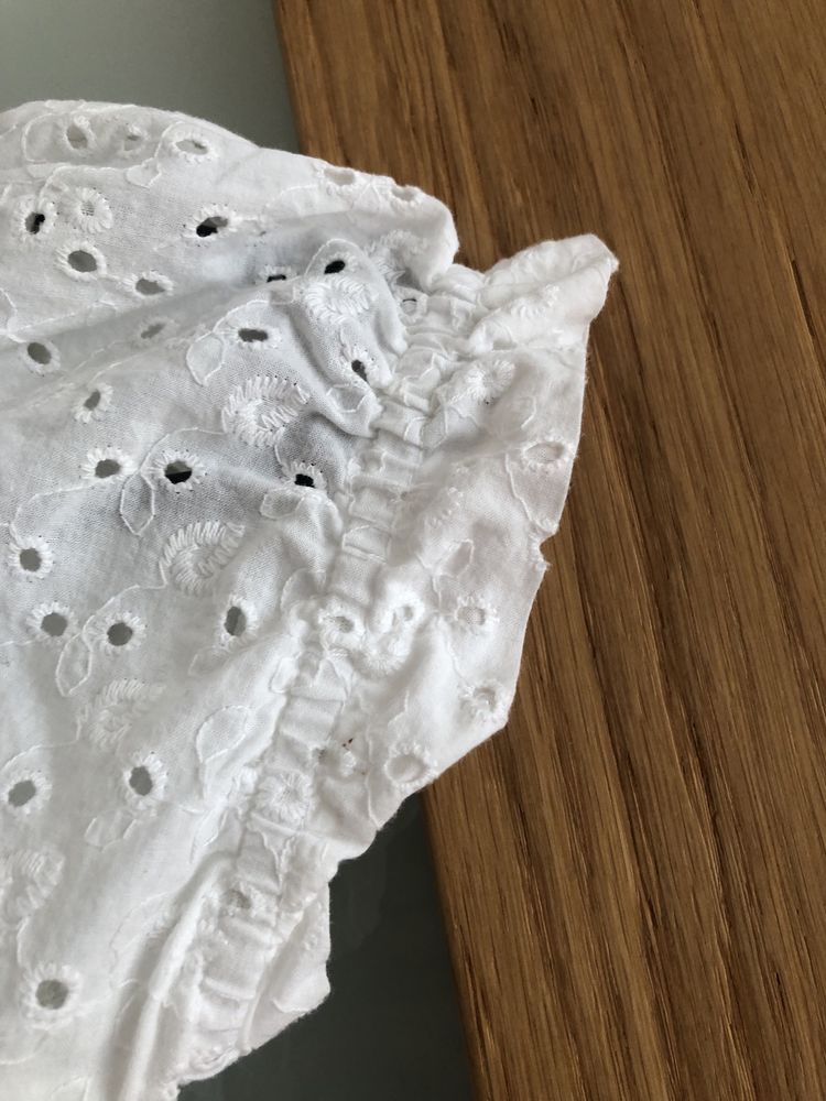 Biała ażurowa sukienka Cropp rozmiar S