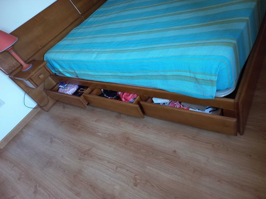 Cama casal e cómoda, madeira maciça