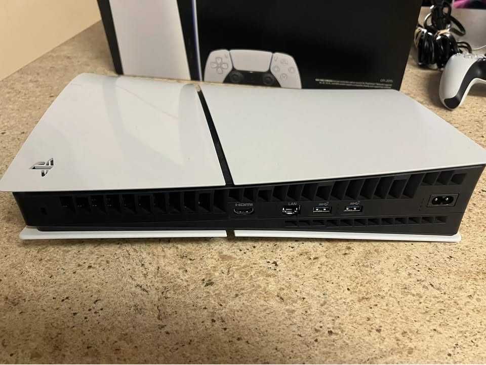 Ps5+Podstawa chłodzaca + Premium2,5 roku + 2 kontrolery Ps Access