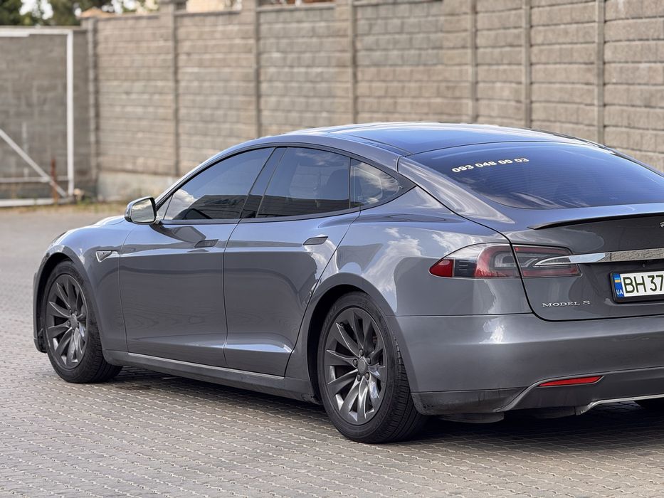 Tesla model S P85