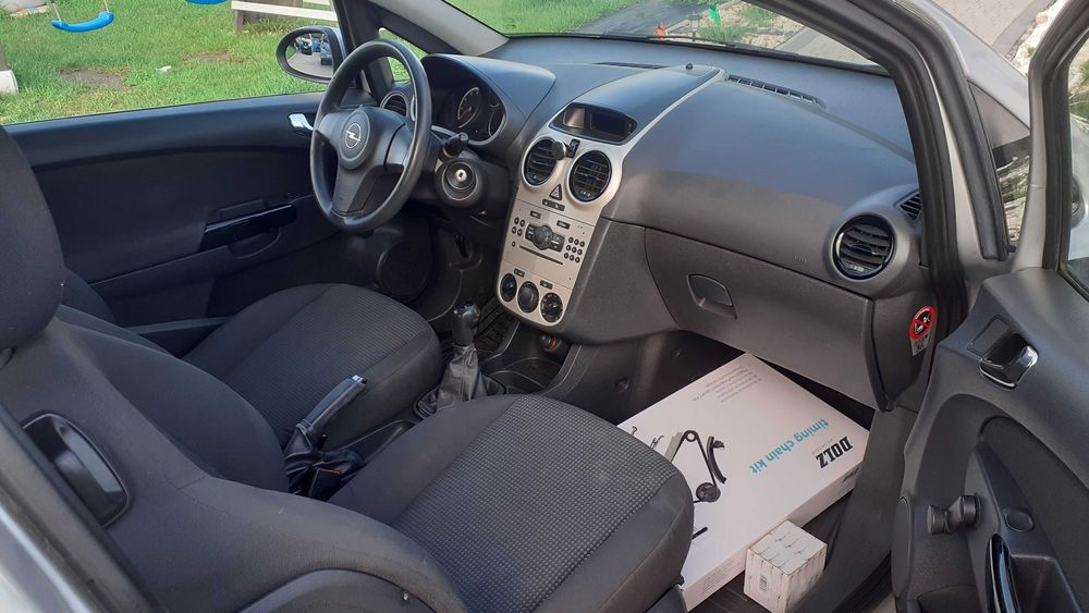 Opel Corsa D benzyna.  Klimatyzacja,  2 komplety opon w bdb stanie