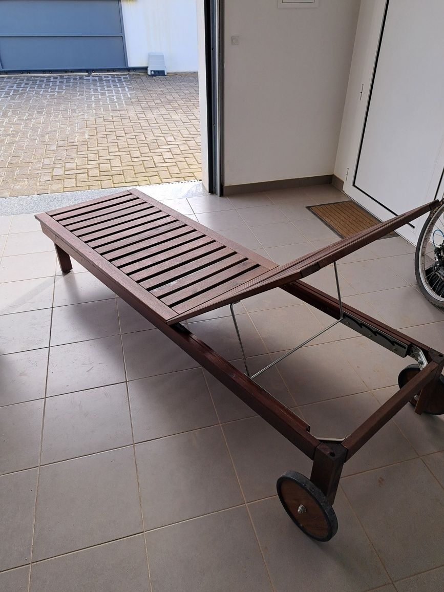 Espreguiçadeira de madeira