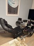 Stelaż Simracing Grube Profile, Fotel Mercedes alcantara, haptyka hf8