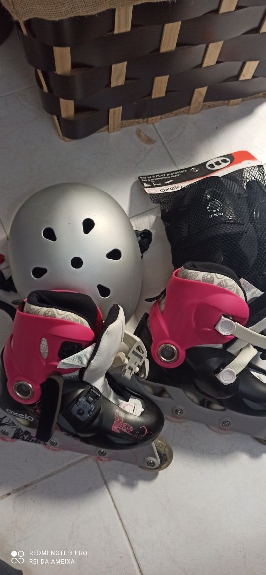 Conjunto de patins, capacete e protecções