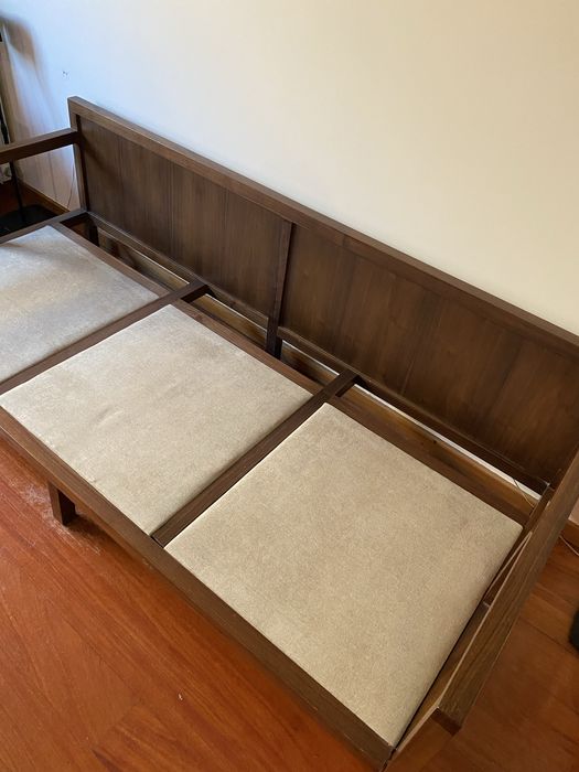 Sofa de madeira em bom estado