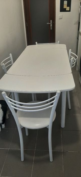 Mesa extensível com 4 cadeiras