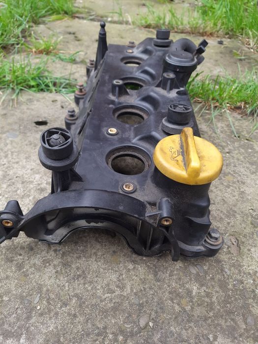 Продам клапанну кришку opel astra j A1.7DTR