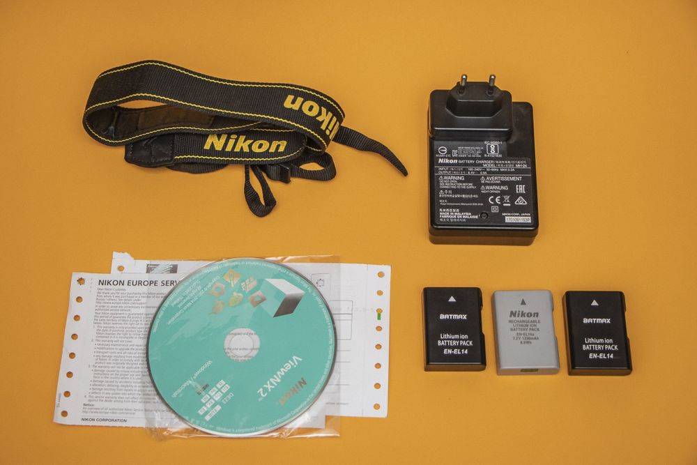 Продам камеру Nikon d3300 kit 18-55 + ПОДАРУНОК