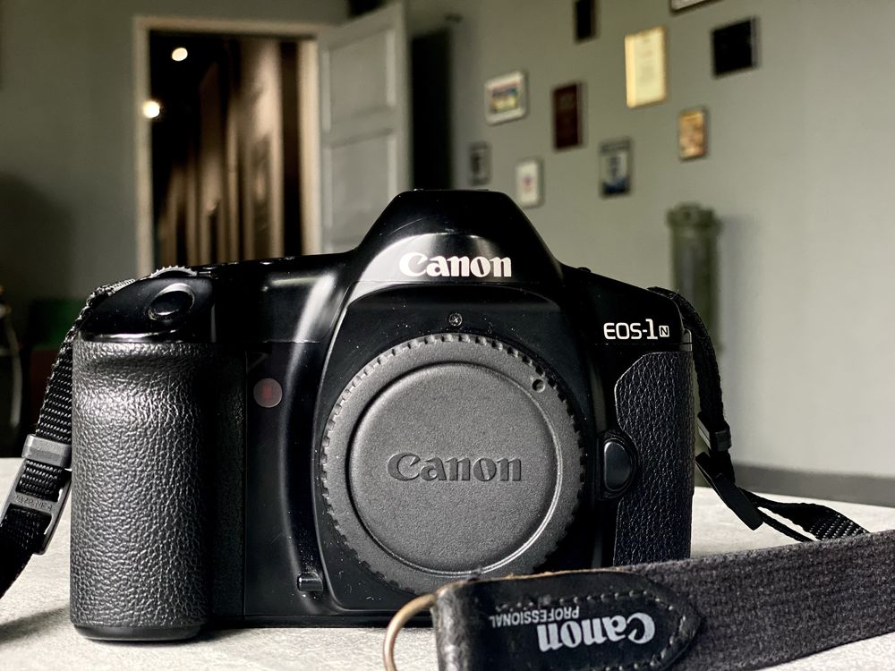 Canon EOS-1N плівкова камера