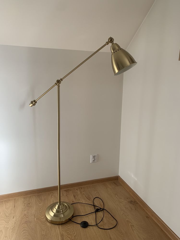 Złota lampa stojąca ikea