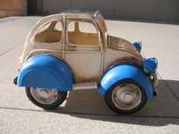 Carro tipo brinquedo em chapa