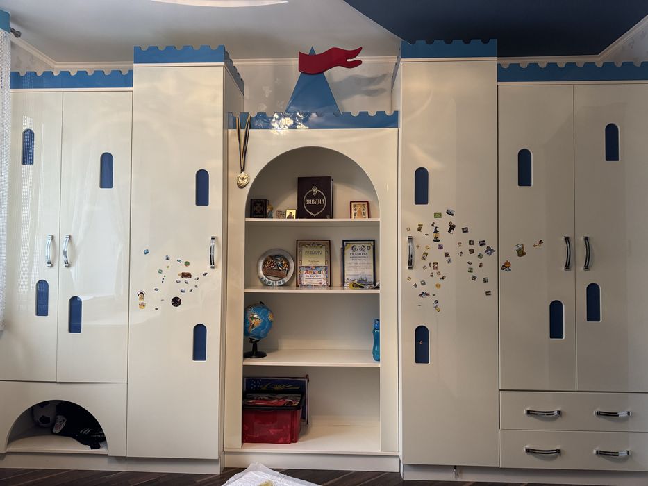 Дитячі меблі ( стінка+ стіл письмовий з тумбочкою на колесах)