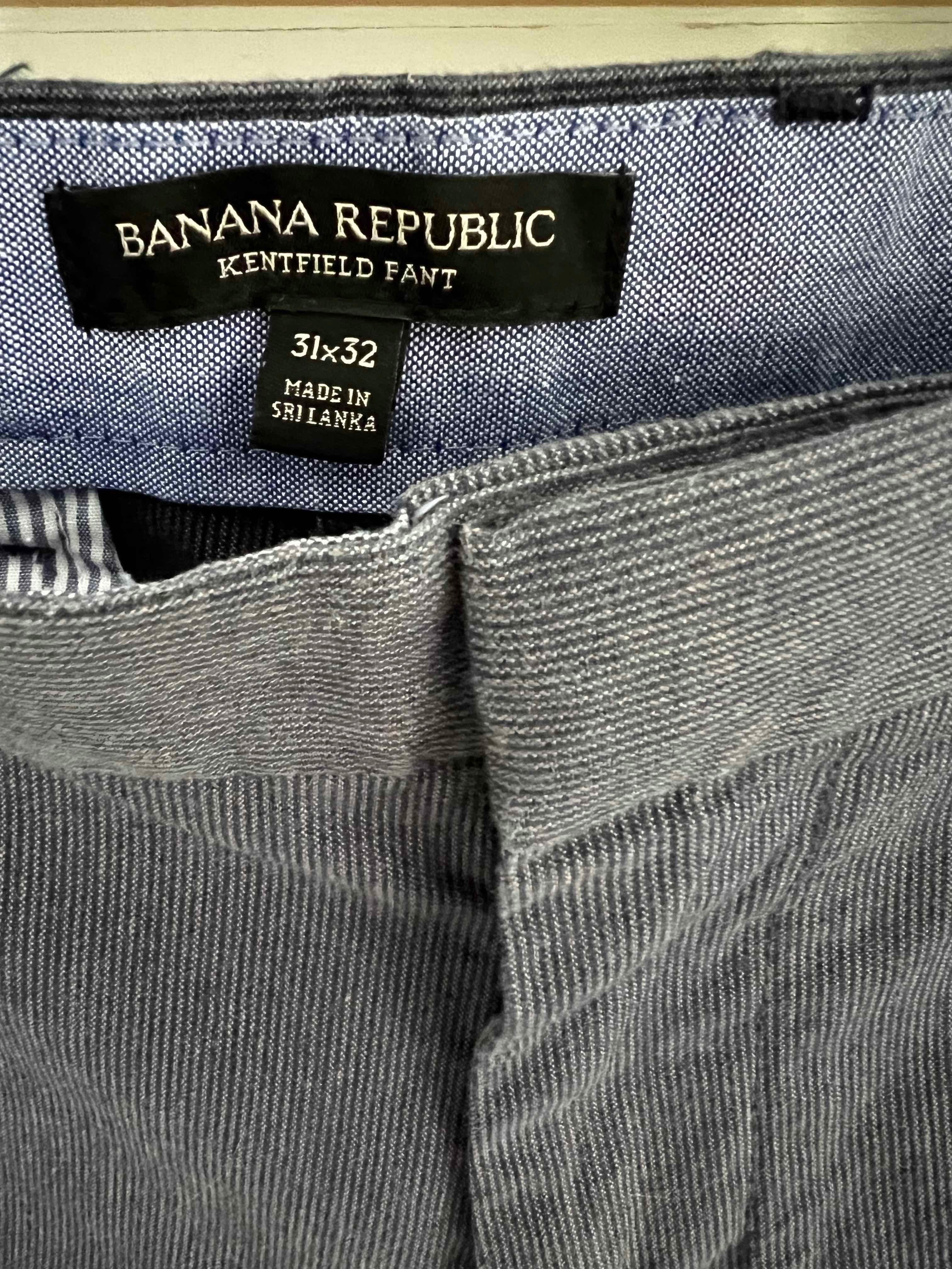 Męskie spodnie marki BANANA REPUBLIC, niebieskie w prążki