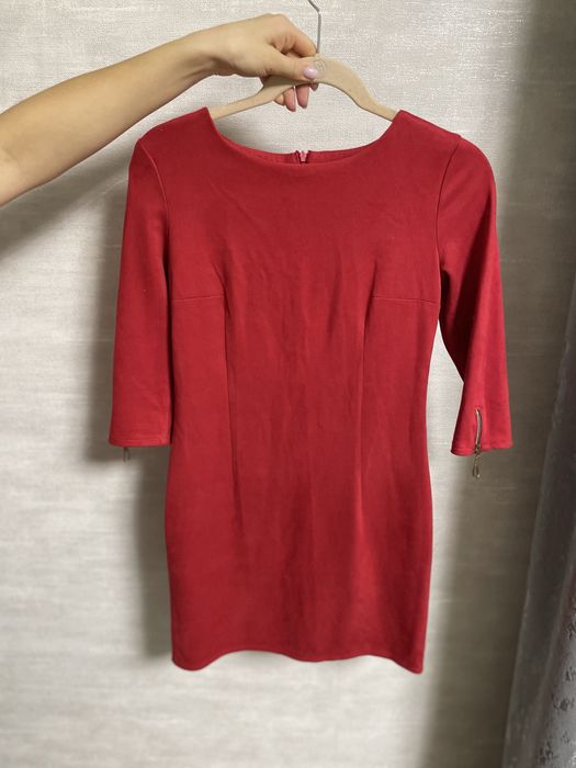 Замшева сукня червоного кольору