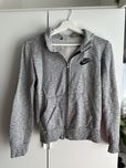Szara bluza nike