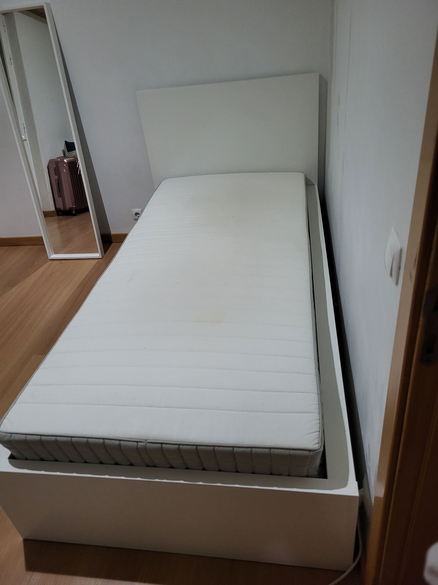 Vendo cama de solteiro com colchão