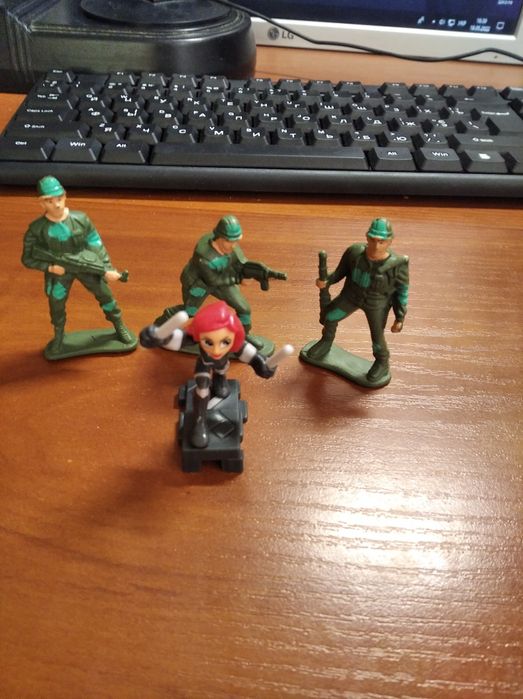 Продам статуетки іграшкових воїнів